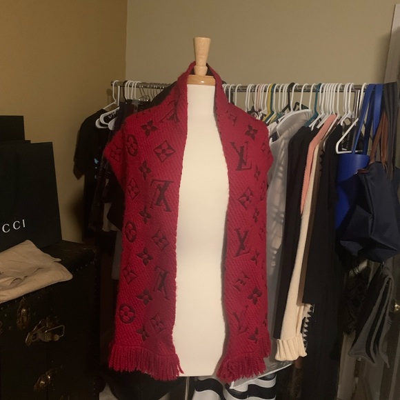 Authentic - Louis Vuitton logomania scarf . Ruby red - Picture 3 of 10